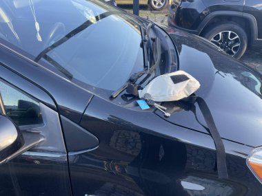 Direksiyona geçmeden önce arabanın kaputunda el çantası vardı..