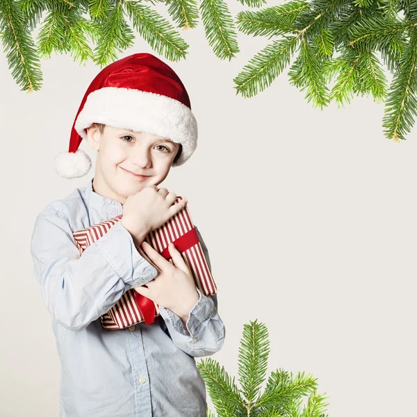 Liten pojke anläggning julklapp — Stockfoto