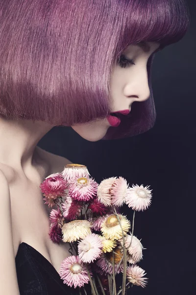 Mooie vrouw met mode kapsel. Paarse Coloring Hair. Maken- — Stockfoto