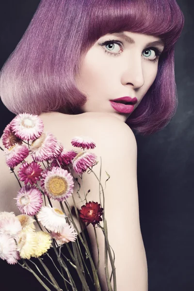 Piękna kobieta z fioletowy farbowanie włosów. Fryzura Bob moda — Zdjęcie stockowe