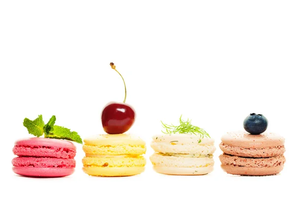 Macarrones dulces franceses sobre fondo blanco — Foto de Stock