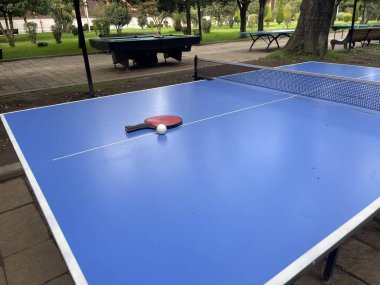 Tenis raketi boş zaman aktiviteleri için masada.