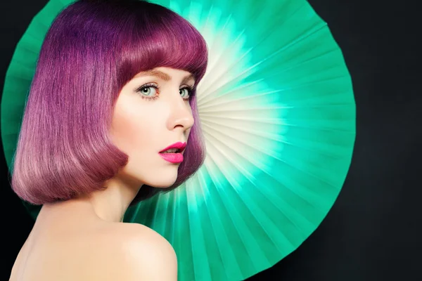 Donna elegante con colori creativi capelli e trucco — Foto Stock