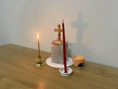 Mumlar ve haçla ev ortodoks sunağı