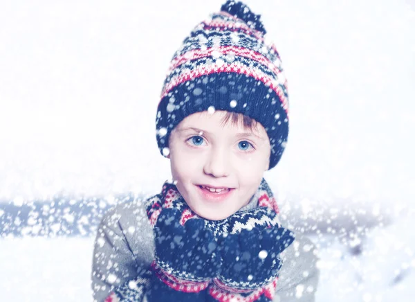 Hiver enfant garçon sur fond de neige — Photo