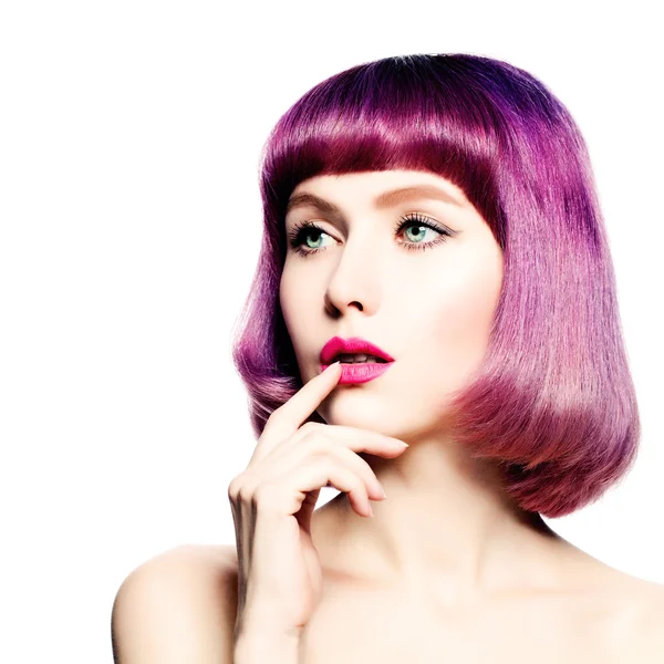 Fashiom Model z farbowanie włosów myślenia. Kobieta z Bob fioletowy — Zdjęcie stockowe