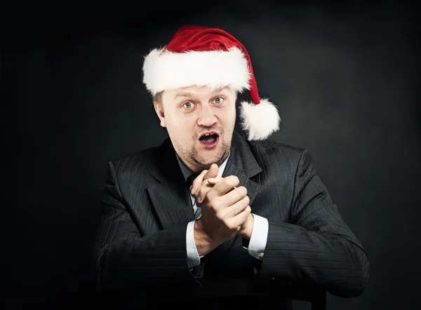 Geschäftsmann mit Weihnachtsmann-Hut. Weihnachts- und Neujahrskonzept. Humor. — Stockfoto