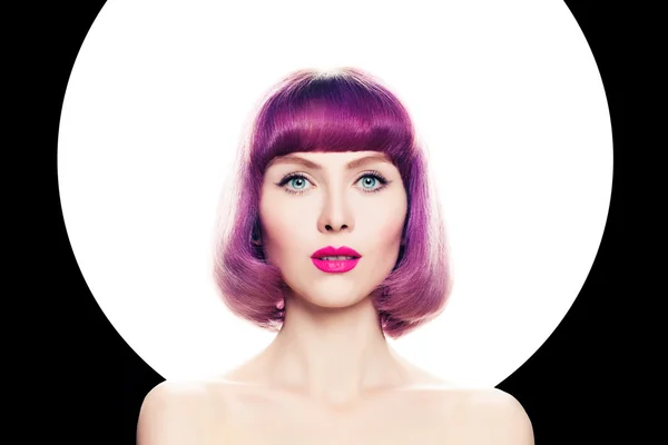 Ljusa färg koncept. Vacker kvinna med färgning hår. — Stockfoto