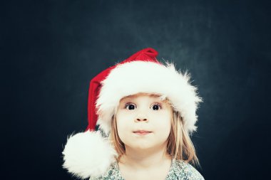 Mutlu küçük kız. Sevimli Noel çocuk Noel Baba şapkası