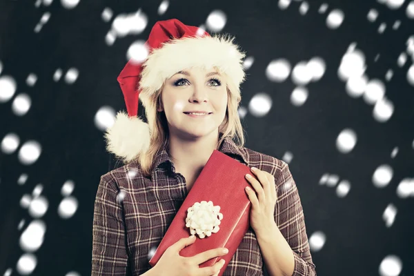 Lycklig kvinna i tomte hatt med jul presentförpackning — Stockfoto