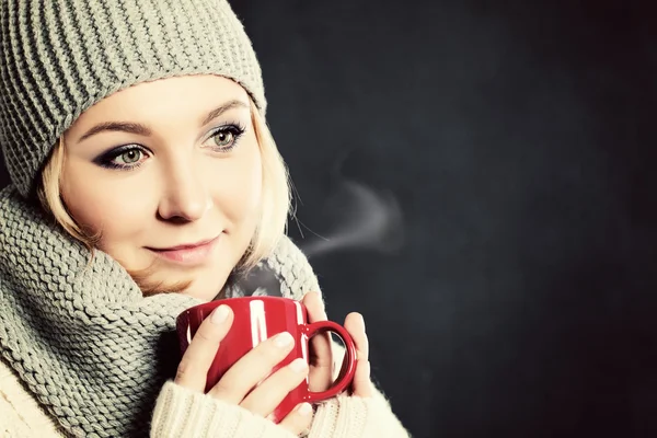 Kvinnan dricker kaffe eller te. Vinter Drink — Stockfoto