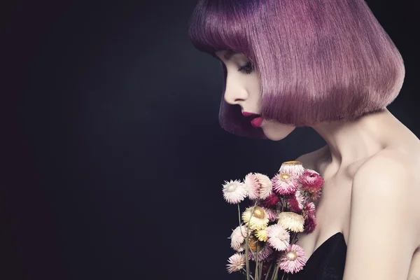 Chica bonita y flores en el fondo. Retrato de moda —  Fotos de Stock