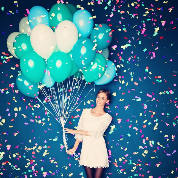 Gladlynt kvinna med ballonger och konfetti — Stockfoto
