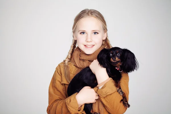 Şirin çocuk kızla köpek yavrusu — Stok fotoğraf