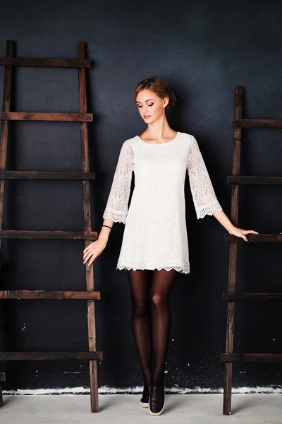 Mujer de moda en vestido blanco en el fondo. Retrato de estudio — Foto de Stock