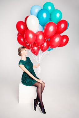 Renkli balonlar tutan güzel kadın