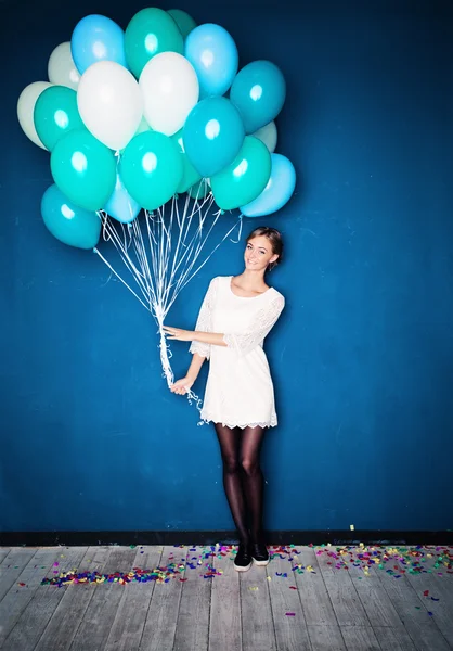 Glad tjej med blå ballonger. Birthday bakgrund — Stockfoto