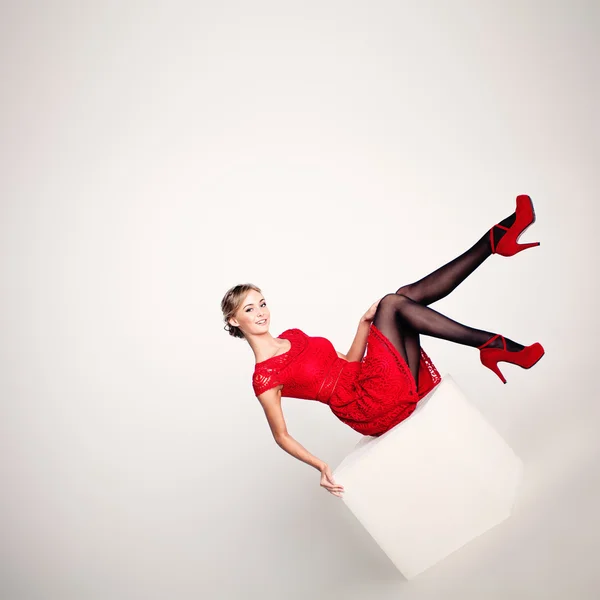 Modelo de moda bela mulher em vestido vermelho — Fotografia de Stock