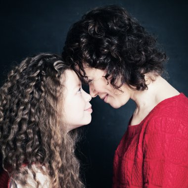 Anne ve kızı gülüyor. Ebeveyn sevgi ve bakım