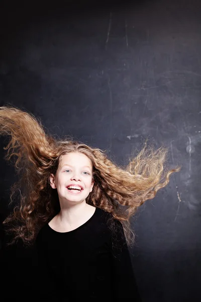 Fille enfant heureuse avec de longs cheveux bouclés — Photo