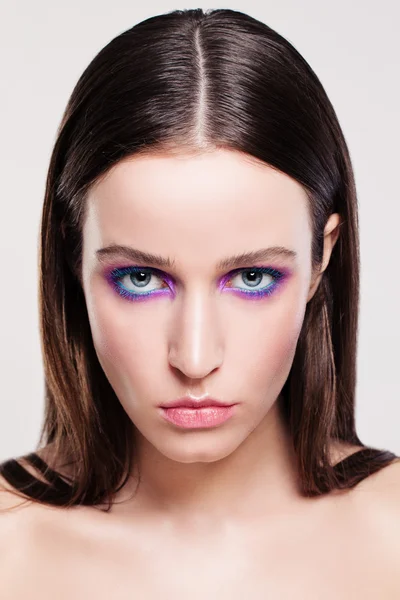 Cara de mujer joven. Maquillaje y cabello castaño — Foto de Stock