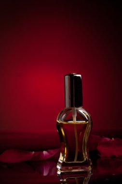 Gül yaprakları ile parfüm şişeleri