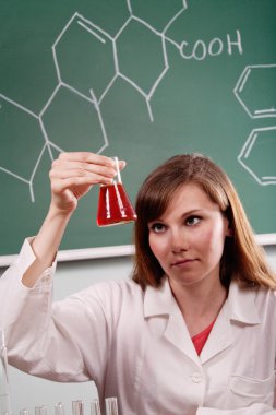 Bir laboratuarda çalışan