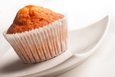 Muffin beyaz plaka üzerinde