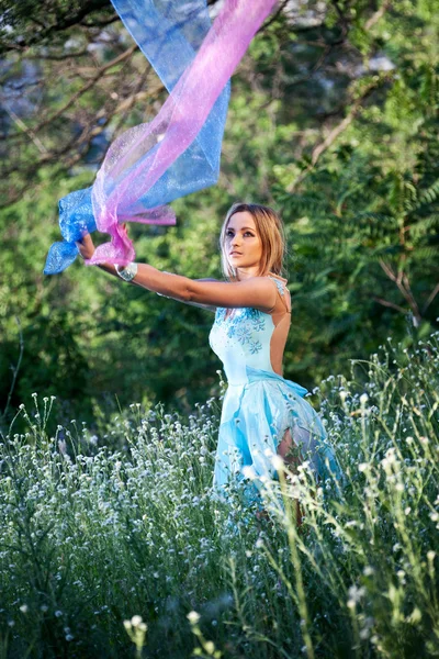 Όμορφη γυναίκα που παίζει με τα πολύχρωμα πέπλο — Φωτογραφία Αρχείου