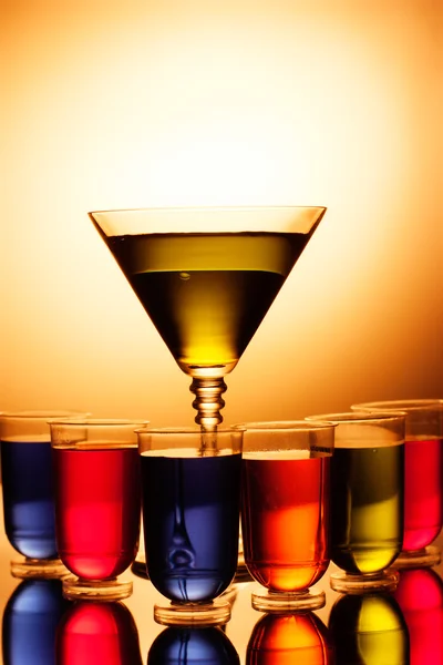 Tiros multicoloridos e vidro martini — Fotografia de Stock