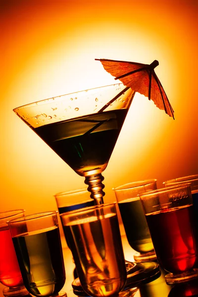 Coups multicolores et verre à martini — Photo
