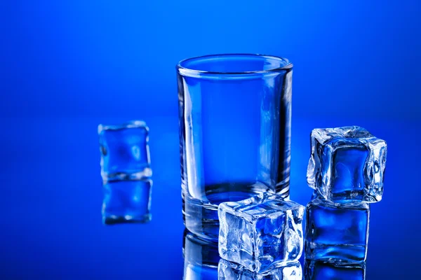 Vaso vacío con cubitos de hielo —  Fotos de Stock