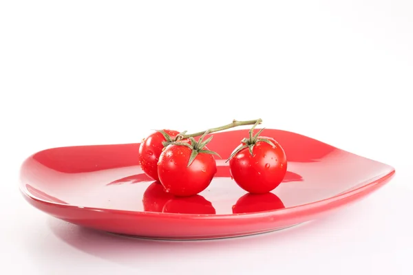 Tomates rojos maduros con gotas de agua sobre blanco — Foto de Stock