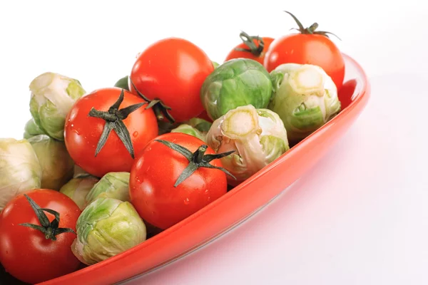 빨간 접시에 야채 — 스톡 사진