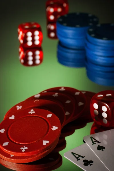 Poker dobbelstenen, dobbelstenen en twee azen — Stockfoto