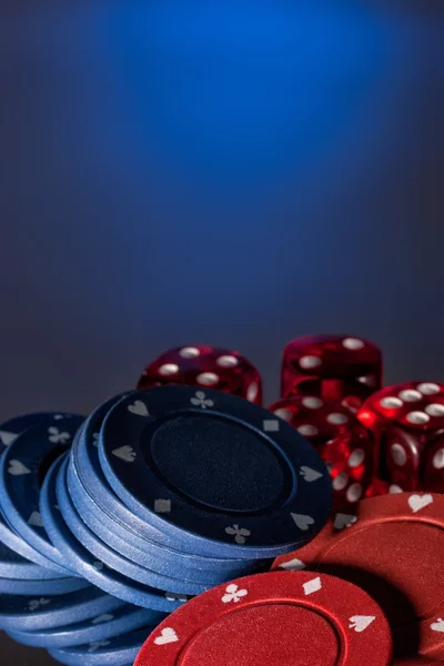 Fichas de poker e dados — Fotografia de Stock