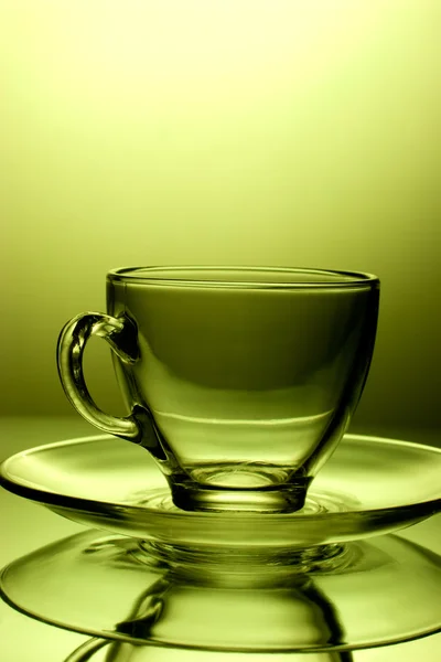 Tasse en verre transparent vide sur fond vert — Photo