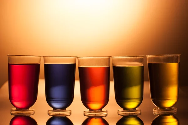 Fila de bebidas alcoólicas multicoloridas — Fotografia de Stock