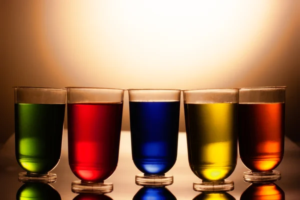 Fila de bebidas alcohólicas multicolores — Foto de Stock