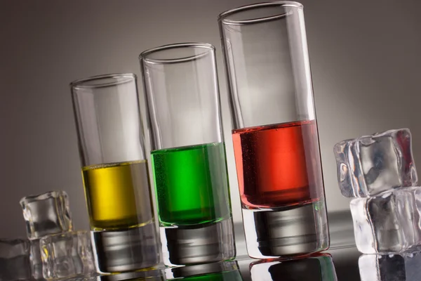 Bicchieri pieni di bevande alcoliche multicolori — Foto Stock