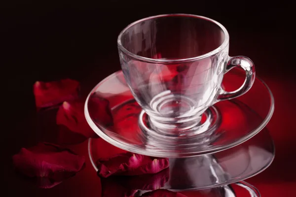 Tazza trasparente con petali di rosa — Foto Stock