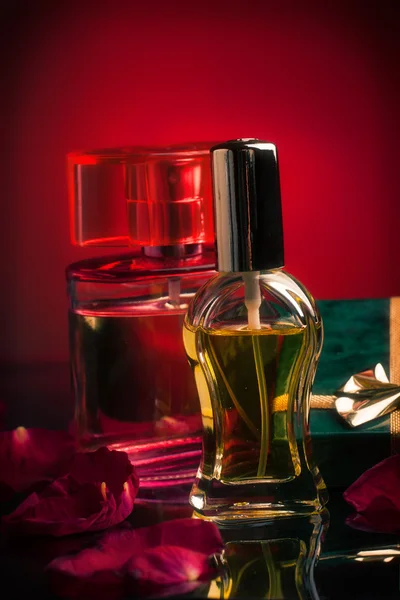 Flaconi di profumo con petali di rosa — Foto Stock