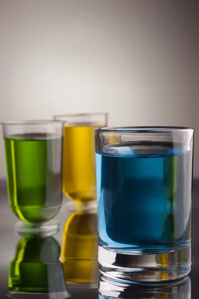 Verres remplis de boissons alcoolisées multicolores — Photo