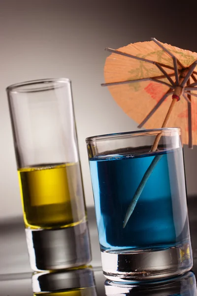 Vasos llenos de bebidas alcohólicas multicolores — Foto de Stock