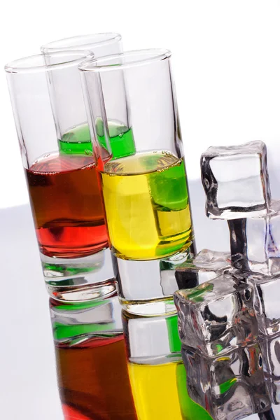 Очки, наполненные разноцветными алкогольными напитками — стоковое фото