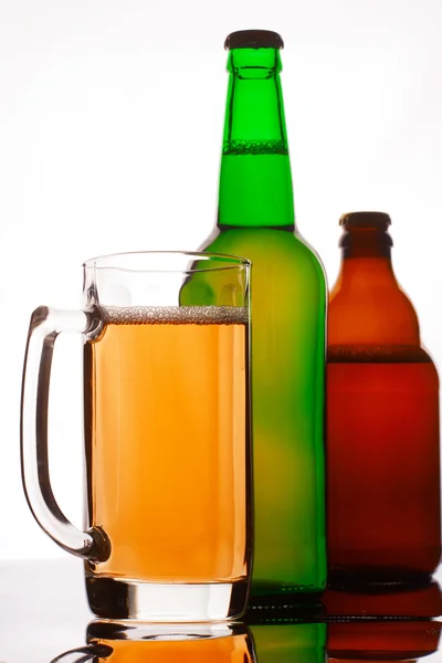 Bicchiere di birra e bottiglie — Foto Stock