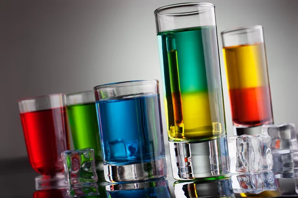 Verres remplis de boissons alcoolisées multicolores — Photo