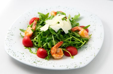 Roka kiraz domates peynir ile dekore edilmiş üst karidesli hafif salata