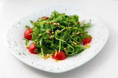 Roka ve domates fındık ile hafif salata