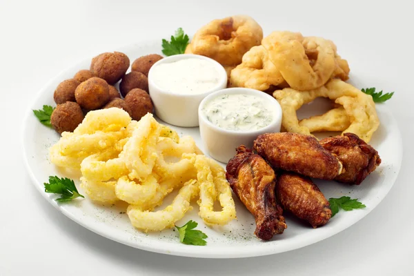 Baharatlı tavuk kanadı, kalamar halkaları, patates soğan halkaları, bira plakalı peynir topları, tava, tartar sosu ve sarımsak